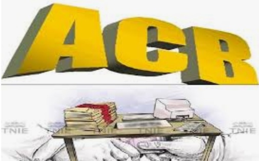 Halvad-Morbi દારૂના ગુનામાં નામ નહીં ખોલવા માટે હળવદ પોલીસ મથકના હેડ કોન્સ્ટેબલ વતી રૂપિયા ૪૦ હજારની લાંચ લેતા વચેટિયો ઝડપાયો. બંને વિરુદ્ધ ગુનો દાખલ. જામનગર એસીબીની સફળ ટ્રેપ.