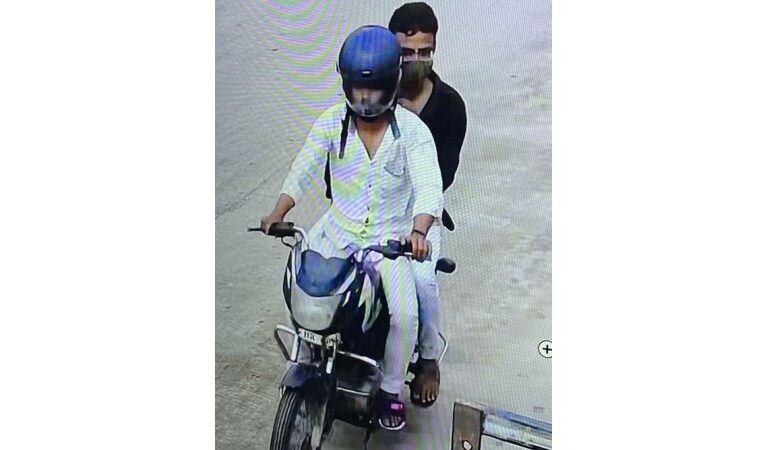 Jetpur-Rjakot જેતપુરમાં ૪૨ લાખની લૂંટ કરનાર બંને આરોપીની ઓળખ મળી:  બન્ને આરોપીઓ પોલીસ નાં હાથ વેતમાં.