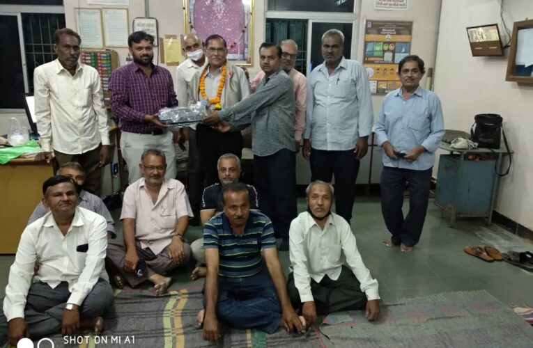 Gondal-Rajkot ગોંડલ કાશીવિશ્વનાથ સબ સ્ટેશન ખાતે ફરજ બજાવતાં પી. બી. ચુડાસમા વય નિવૃત્ત થતાં વિદાયમાન અપાયુ.