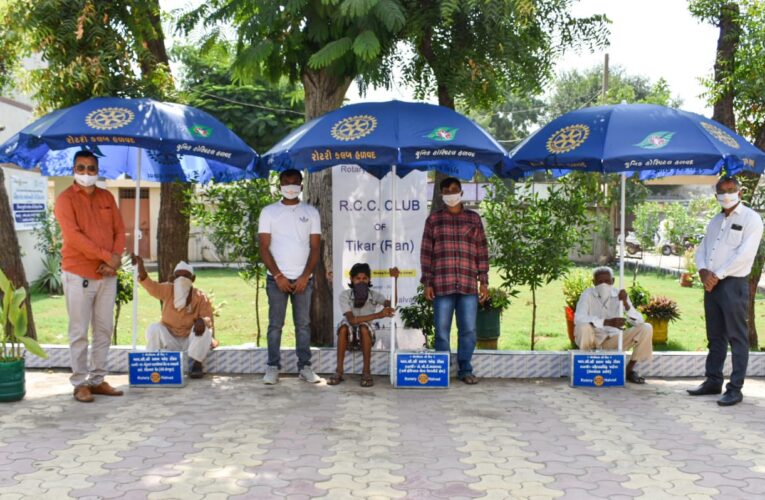 Halvad-Morbi રોટરી કલબ હળવદ અને RCC ક્લબ ટીકર દ્વારા ફુટપાથ ઉપર બુટ ચપ્પલનુ રીપેરીંગ અને બુટ પોલીસ કરતાં 3 મોચીકામ કરવા વાળાને ઉપયોગમાં લેવાતા તમામ સાધનોની કિટ અપઁણ કરવામાં આવી.