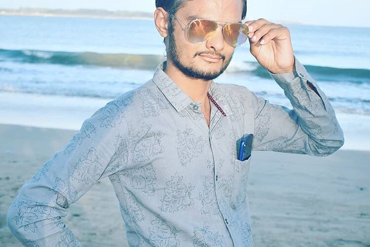 Rajkot-યુવા સામાજિક કાર્યકર તથા સૌરાષ્ટ્ર સેતુ વિકલી પેપરના તંત્રી મહેન્દ્ર આયલાણી નો જન્મદિવસ.