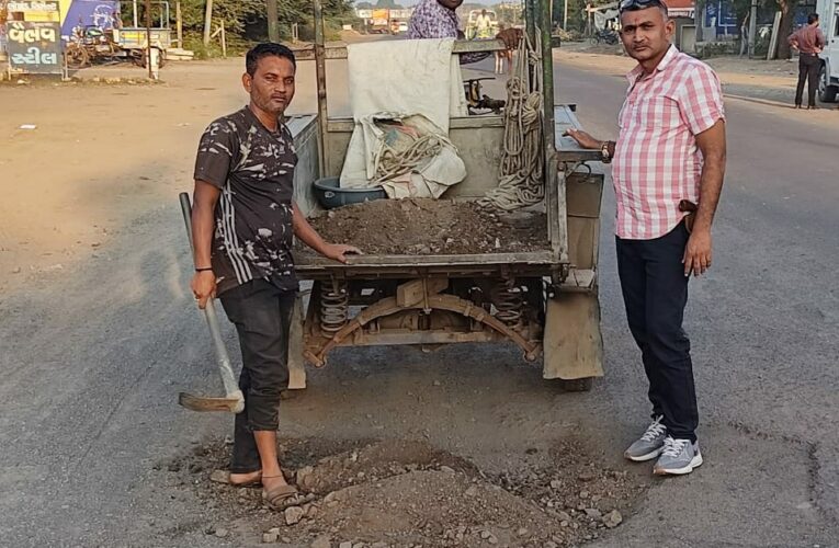 Jasdan-Rajkot અપના હાથ જગન્નાથ: જસદણ-આટકોટ ફોરલેન રોડમાં પડેલા ખાડા તંત્રને ન દેખાયા, જસદણ તાલુકા ભાજપ ઉપપ્રમુખે જાતે બુર્યા.