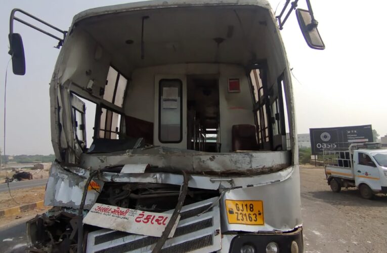 Halvad-Morbi હળવદ હાઈવે રોડ પર એસ.ટી.બસ ટ્રેલર પાછળ ઘુસી જતાં ડ્રાઈવર સહિત મુસાફરો નો આબાદ બચાવ.