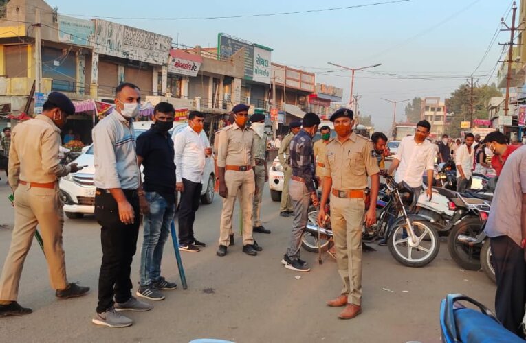 Halvad-Morbi હળવદ પોલીસ દ્વારા ફ્લેગ માર્ચ કરી શહેરની જનતાને સુરક્ષીત સલામતી રાખવા માટે સુચનો કર્યા.