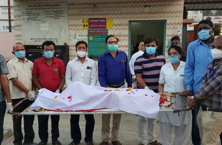 Dhoraji-Rajkot રાજકોટ જીલ્લા ધોરાજી અજાણ્યા પુરૂષની લાશ ની અંતીમ વિધી કરતા માનવ સેવાના યુવક મંડળ ના કાયૅકતાઓ હોસ્પિટલના અધીક્ષક અને ડોક્ટરો પણ સેવા માં જોડાયા.