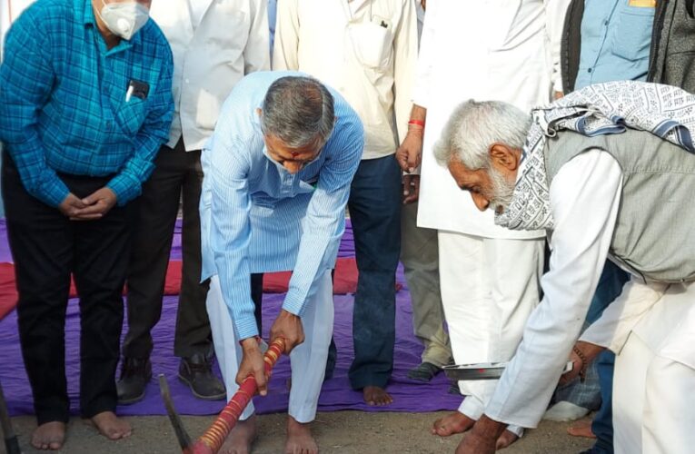 Jasdan-Rajkot પાણી પૂરવઠા મંત્રીશ્રી કુંવરજીભાઇ બાવળિયાના હસ્તે જસદણ તાલુકાના કડુકા ગામે રૂ.૧૩.૧૯ લાખના ખર્ચે થનારા વાસ્મોના તથા રૂ.૩૮.૩૯ લાખના ખર્ચે કડુકા- ધારૈઇ રસ્તાનું ખાતમુર્હૂત કરાયુ.