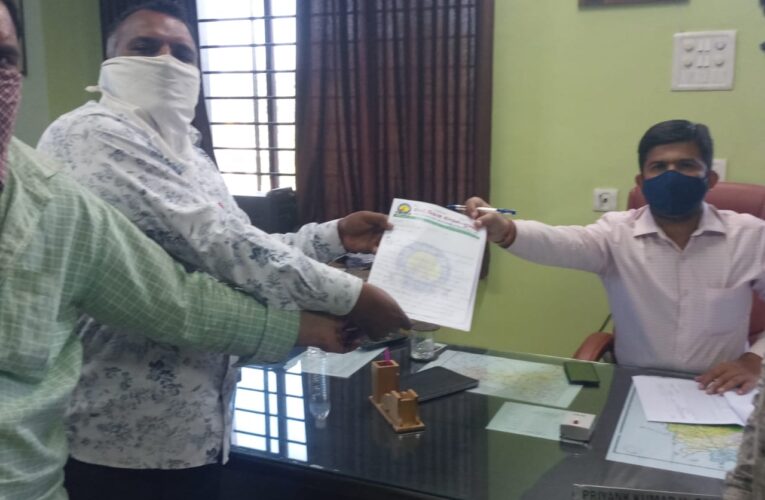 Jasdan-Rajkot આંબરડી જીવન શાળાના આચાર્યે ખોટું રાજકીય દબાણ આપી 30 નિર્દોષ લોકોને જેલ હવાલે કર્યા હોવાના આક્ષેપો સાથેનું જસદણ પ્રાંતને આવેદનપત્ર અપાયું.