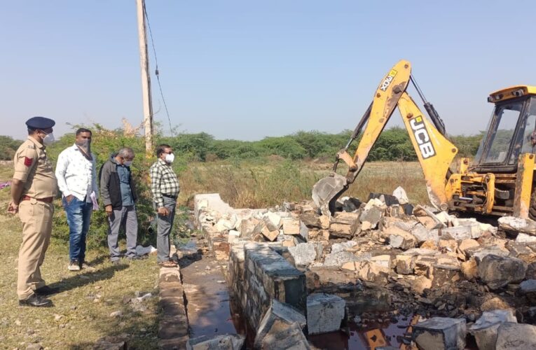 Upleta-Rajkot ગણોદમાં ચાલતા ગેરકાયદેસર સાડી ધોલાઈ ઘાટનું ઉપલેટા મામલતદાર દ્વારા ડીમોલેશન.