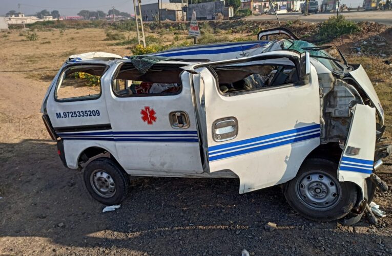 Halvad-Morbi હલવદ ના ધનાળા ગામના પાટિયા પાસે એમ્બ્યુલસ પલટી મારતા એક જ પરિવારના ત્રણ વ્યક્તિઓના ઘટના સ્થળે મોત.