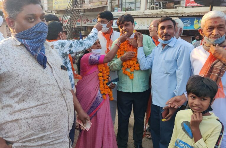 Morbi-મોરબી જિલ્લા ભાજપના નવા મહામંત્રી અને મંત્રીની વરણી થતા હળવદમાં ઢોલ નગારા વગાડી વધામણા કર્યા