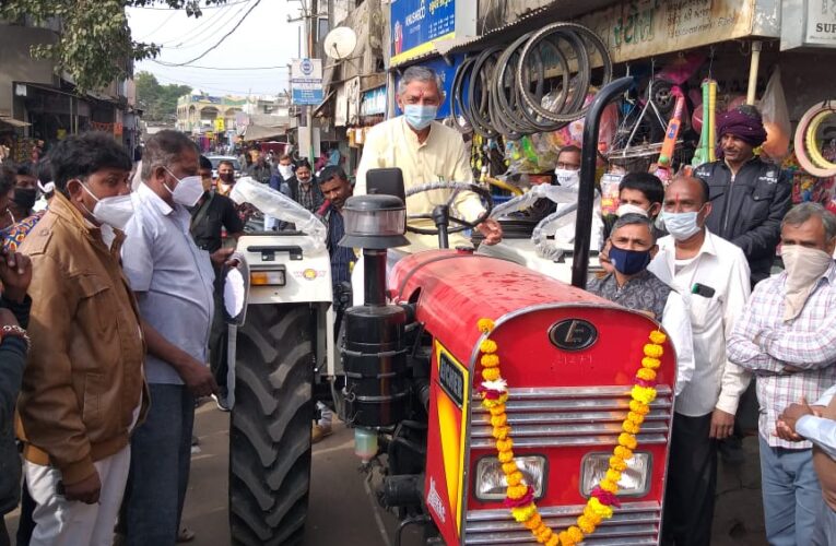 Vichhiya-Rajkot વિછીયા ગ્રામ પંચાયતને ગ્રામ સફાઈ અંતર્ગત ટ્રેક્ટરનું લોકાર્પણ કરતા કેબિનેટ મંત્રી શ્રી કુંવરજીભાઈ બાવળીયા.