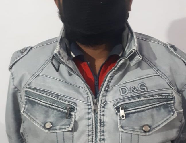 Jasdan-Rajkot જસદણ નજીકથી છરી સાથે એક શખ્સને પકડી પાડી જાહેરનામા ભંગનો કેસ કરાયો.