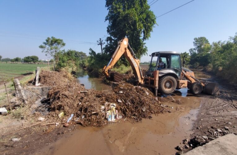 Upleta-Rajkot ઉપલેટા મોજ સિંચાઇની કેનાલમાં તંત્રની ઢીલી નીતિના કારણે કચરો ફસાતા પાણી ઉભરાઈને ખેડૂતોના ખેતરોમાં ફળી વળ્યું : કેનાલનું પાણી ગાડા માર્ગ થઈ બે કિલોમીટર કરતાં વધારે આગળ શહેરની સોસાયટી સુધી પહોંચ્યું.
