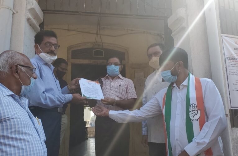 Upleta -Rajkot ઉપલેટા કોંગ્રેસ સમિતિ દ્વારા સંસદમાં પસાર કરેલ ત્રણ કૃષિ કાયદાના વિરોધમાં આવેદન સૂત્રોચ્ચાર કરી ઉપલેટા મામલતદારને આવેદનપત્ર પાઠવી વિરોધ નોંધાવ્યો હતો.