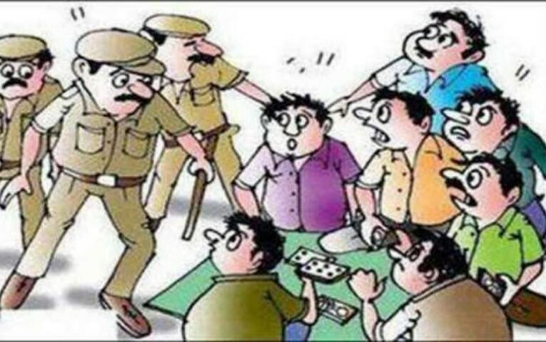 Gondal-Rajkot ગોંડલમાં જાહેરમાં ઘોડીપાસાનો જુગાર રમતા ૩ મહીલા સહિત છ શખ્સોને પોલીસે ઝડપી લીધા હતાં.