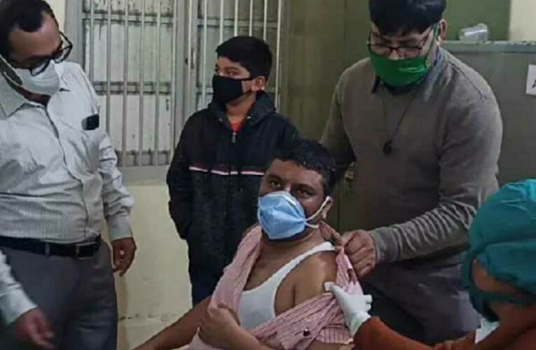 ગોંડલ સરકારી હોસ્પિટલમાં ફ્રન્ટલાઇન કોરોના વોરિયર્સ સરકારી કર્મચારીઓ નું રસીકરણ કરવામાં આવ્યું.