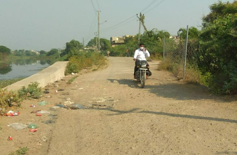 Jasadan-Rajkot જસદણમાં જુના માર્કેટિંગ યાર્ડ નજીકના સીસી રોડમાં મસમોટા ગાબડાઓ પડ્યા, ચાલકોમાં અકસ્માતનો ભય.