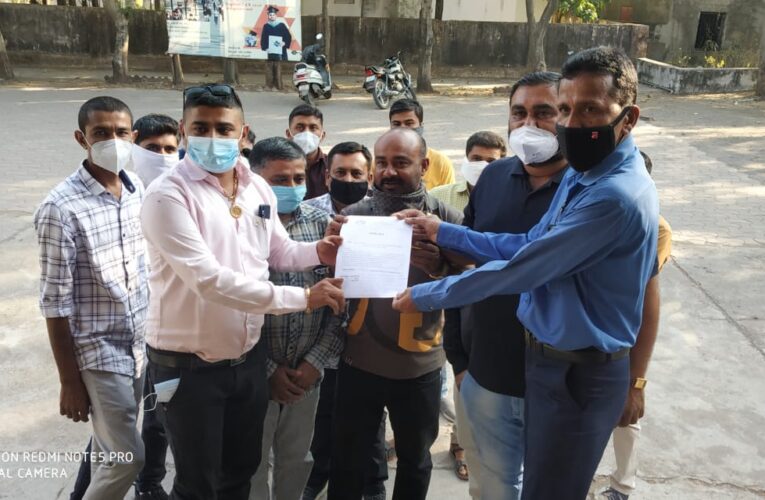 Jamkandona-Rajkot       જામકંડોરણા શ્રી રાજપુત કરણી સેના દ્વારા મામલતદાર શ્રી ને આવેદનપત્ર આપવામાં આવ્યું:લવજેહાદ ને લઈ ને આપવામાં આવ્યું આવેદનપત્ર.