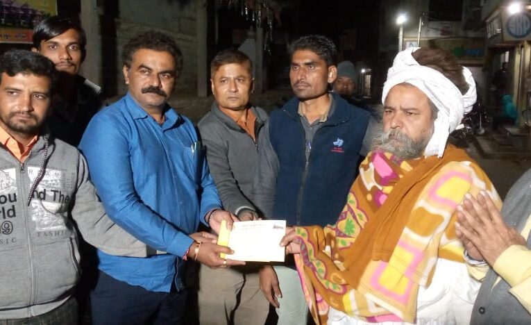 Moviya-Gondal   શ્રી રામ જન્મભૂમિ મંદિર નિર્માણ નિધિ સમારોણ અભિયાન માં ગોંડલ તાલુકાના મોવિયા ગામ ની ધાર્મિક જગ્યાના સંતો અને મહંતોએ માત્ર 1 કલાક માં ₹ 50000 કરતા વધુ રકમ નું નિધિ સમર્પણ કર્યું.