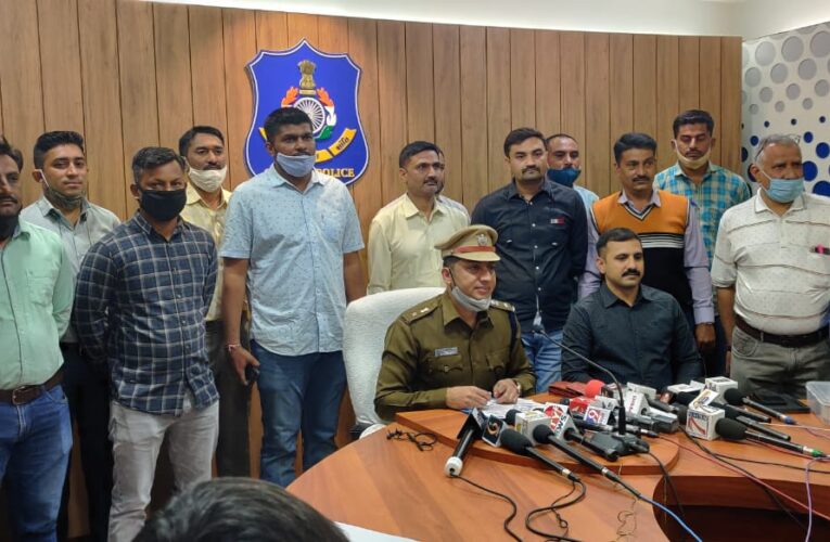 Rajkot.                  બેન્ક તથા આંગડીયા પેઢીમાંથી પૈસા લઈને નીકળતા લોકોની રેકી કરી કોઈપણ રીતે તેની નજર ચુકવી પૈસાની ચોરી કરતી આંતર રાજય “નાયડુ ગેંગ”ને પકડી પાડતી ગ્રામ્ય લૉકલ ક્રાઈમ બ્રાન્ચ રાજકોટ.