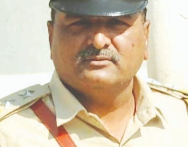 જેલર ખુદ જેલમાં-ગોંડલ જેલમાં કેદીઓને સવલતો પૂરી પાડવાના ગુનામાં પોતે પણ કેદી બની ગયો: ગુજસીટોકના ગુનામાં ૮ દિવસના રિમાન્ડ પૂર્ણ થતાં સ્પે. કોર્ટના આદેશ પછી પોરબંદર જેલમાં ધકેલી દેવાયો.