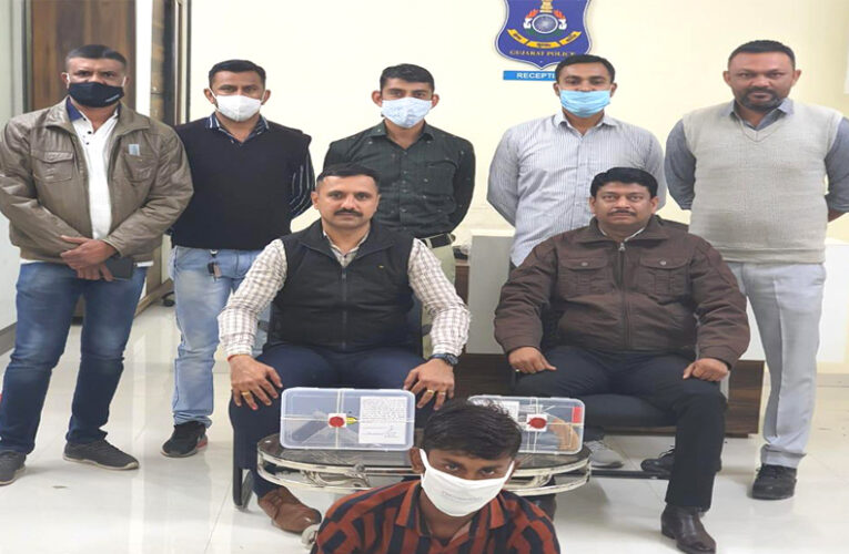 Shapar-Veraval શાપર વેરાવળનો પરપ્રાંતીય શખસ પિસ્તોલ અને તમંચા સાથે ઝડપાયો.