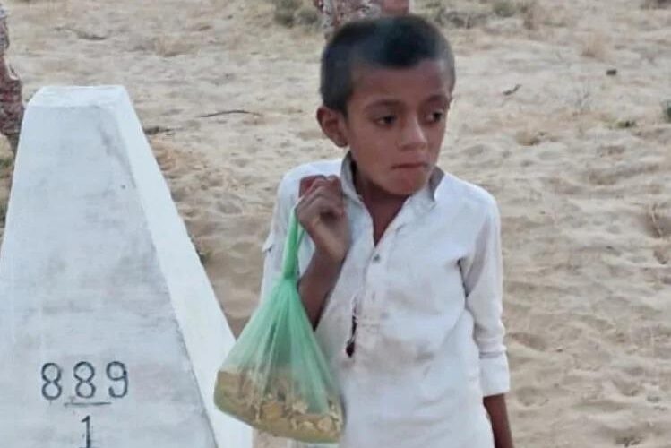 પાકિસ્તાનનો ટેણિયો સરહદ પાર કરી ભારતની સીમામાં પહોંચ્યો, બિસ્કીટ-ચોકલેટ ખવડાવી સેનાએ પરત સોંપ્યો.