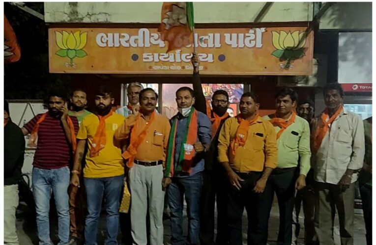 Dhoraji-Rajko ધોરાજી શહેર ભાજપ દ્વારા પ્રદેશ ના વિવિધ મોરચાના પ્રમુખની નિમણૂક થતા આતશબાજી સાથે ઉત્સવ ઉજવ્યો