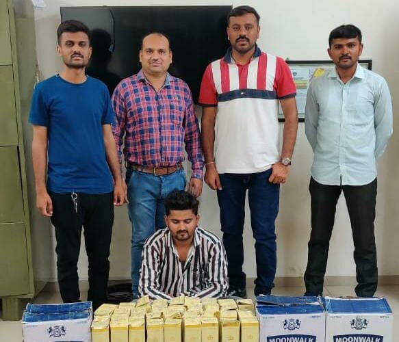Gondal-Rajkot ગોંડલ શહેરના બસ્ટેન્ડ પાછળ આવેલ સુમરા સોસાયટી માંથી વિદેશી દારૂની ૭૨ બોટલ સાથે એક શખ્સ ને પકડી પાડતી ગોંડલ સિટી પોલીસ.