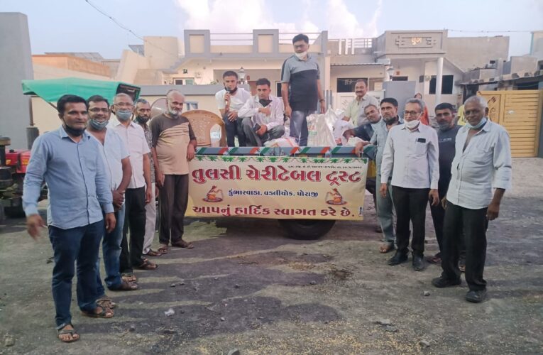 Dhoraji-Rajkot વાવાઝોડામાં સપડાયેલ ગામોમાં પીડિત પરિવારો માટે ધોરાજી માંથી RSS દ્વારા રાસન કીટ મોકલાવતા કાર્યકર્તાઓ.