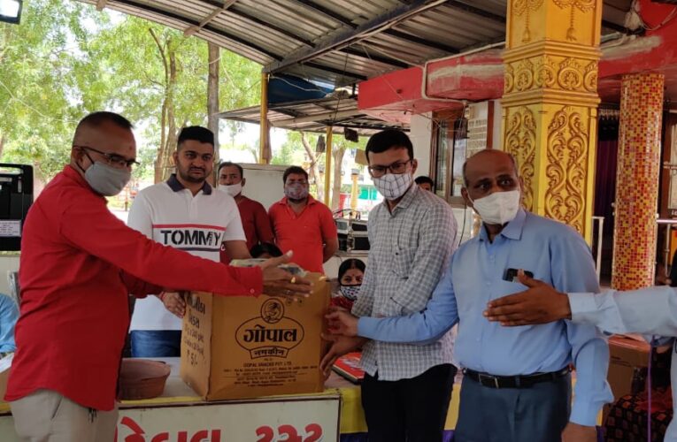 Gondal-Rajkot    આજ રોજ  ગોંડલમા શ્રી પાપહારી સિદ્ધિ વિનાયક ગણેશ મંદિર ખાતે એક માનવ સેવાનો કાર્યક્રમ યોજાયો.