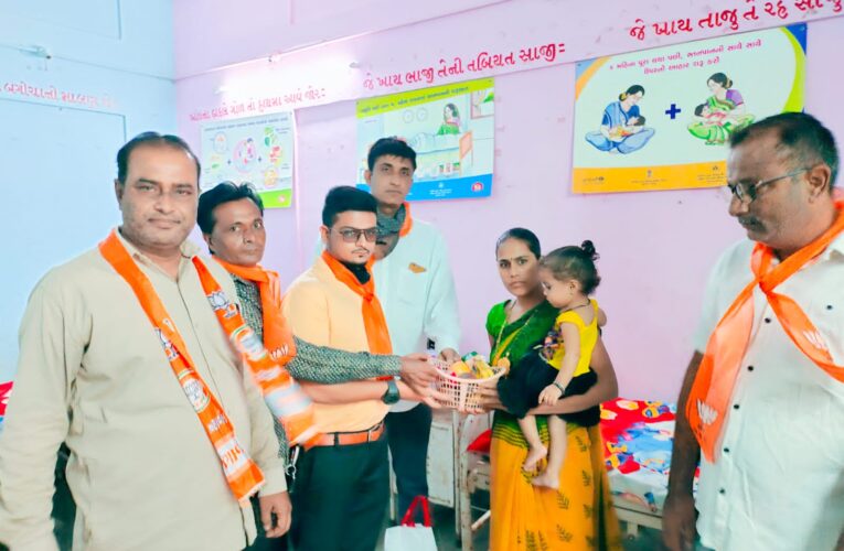 Jasdan-Rajkot ગુજરાતના મુખ્યમંત્રીશ્રી વિજયભાઈ રૂપાણીના જન્મદિન નિમિતે જસદણ લઘુમતી મોરચાયે હોસ્પિટલ ખાતે ફ્રુટ વિતરણ કર્યુ.