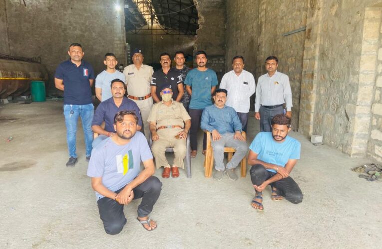 Dhoraji-Rajkot ધોરાજી પોલીસ સ્ટેશન વિસ્તારમાંથી સૌરાષ્ટ્રનો મોટામાં મોટો ગેરકાયદેસર રીતે જવલનશીલ પેટ્રોલીયમ પ્રવાહી મીકસીંગ કરેલનો ઇંધણનો જથ્થો પકડી પાડતી રાજકોટ ગ્રામ્ય એસ.ઓ.જી.બ્રાંચ.