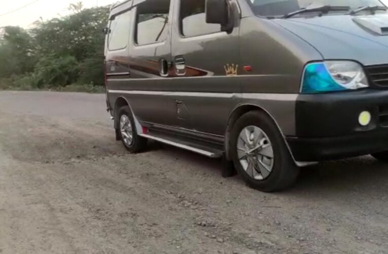 Jetpur-Rajkot જેતપુર થી દેરડી જવાનો માર્ગ પર વરસાદના થોડાક છાટા પડતાં જ બિસ્માર હાલતમાં થઇ ગયો.