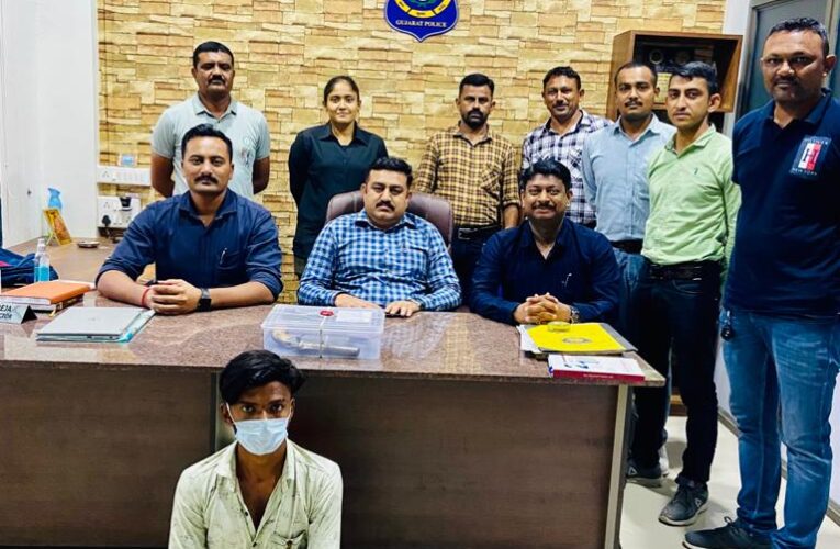 Rajokot-શાપર(વે) પો.સ્ટે. વિસ્તારમાંથી એક ઇસમને ગેરકાયદેસર હથિયાર સાથે પકડી પાડતી રાજકોટ ગ્રામ્ય એસ.ઓ.જી.બ્રાંચ.