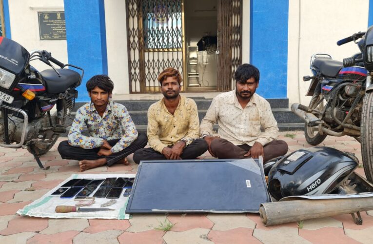 Rajkot-રાજકોટ ગ્રામ્ય તથા શહેર વીસ્તાર માં આવેલ જી.આઇ.ડી.સી. વીસ્તાર માં આવેલ કારખાનાઓમાં ઘરફોડ ચોરીઓ તથા મો.સા.ચોરી તેમજ મો.ફોન ચોરી કરનાર ત્રણ આરોપીઓને ચોરી ના મુદ્દામાલ સાથે તેમજ એક વર્ષ થી રાજકોટ શહેર ના ઘરફોડ ચોરી ના ત્રણ તથા પોલીસ જાપ્તામાંથી ફરાર થવાના એક ગુન્હા માં નાસતા ફરતા રીઢા આરોપી ને પકડી પાડતી લૉકલ ક્રાઈમ બ્રાન્ચ રાજકોટ ગ્રામ્ય.