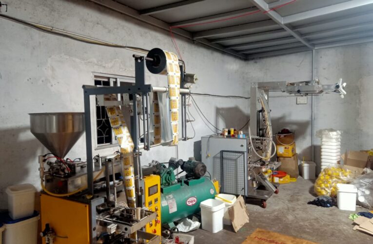 Gondal-Rajkot ગોંડલમાં વધુ એક ડુપ્લીકેટ ઘીના રેકેટનો પર્દાફાશ: 27 લાખનો મુદ્દામાલ કબ્જે:વાડીના ગોડાઉનમાં સિટી પોલીસે દરોડો પાડ્યો, શંકાસ્પદ 12,738 લિટર જથ્થો કબ્જે:નમૂના પરિક્ષણ અર્થે મોકલાયા: રિપોર્ટ બાદ કાર્યવાહી.