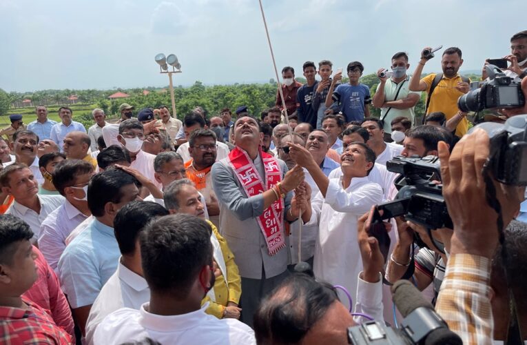 Khodal dham-Gondal પ્રથમ નોરતે ખોડલધામ ખાતે માં ખોડલની પૂજા-અર્ચના-ધ્વજારોહણ કરતા શિક્ષણ મંત્રીશ્રી જીતુભાઈ વાઘાણી.