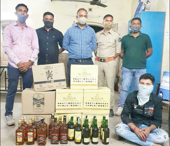 Rajkot-Jetpur જેતપુરમાં ૧૧૯ બોટલ દારૂ સાથે કારખાનેદાર જીમી છાંટબાર પકડાયો : અશ્વીન વેગડા અને વિક્રમ પરમાર દારૂનો જથ્‍થો આપી ગયાનું ખુલતા બંન્નેની શોધખોળ.