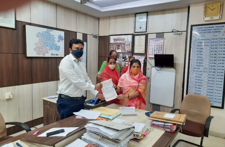 ખાખીધામ આશ્રમ નાંમહંત ધનંજયદાસ બાપુ ઉપર ખોટા લેન્ડ ગ્રેબિંગ કેસ નાં વિરોધમાં રાષ્ટ્રીય રાજપૂત કરણી સેના ગોંડલ ના પ્રમુખ આશાબા રામદેવસિંહ વાઘેલા એ ડેપ્યુટી. કલેક્ટર ને આવેદનપત્ર આપ્યું.