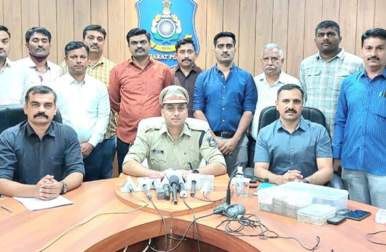 Rajkot-Gondal તાજેતરમાં લોધીકા પો.સ્ટે.ના મોટાવડા તેમજ કોટડા સાંગાણી પો.સ્ટે.ના રાજપરા ગામ વિસ્તારમાં વૃધ્ધ દંપતીને માર મારી લુંટ કરેલ નો બનાવ બનેલ જે લુંટના ગુન્હાનો ભેદ ઉકેલી પાંચ ઇસમોને મુદામાલ સાથે પકડી પાડી તેમજ અન્ય મંદિર ચોરીના વણશોધાયેલ ગુન્હાઓ શોધી કાઢતી ગ્રામ્ય લૉકલ ક્રાઈમ બ્રાન્ચ રાજકોટ.          