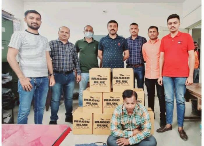 Gondal-Rajkot-ગોંડલનાં ભોજરાજપરા માંથી કલ્‍પેશ રાઠોડના ઘરમાંથી ૧૦૮ બોટલ દારૂ પકડાયોઃ ધરપકડ
