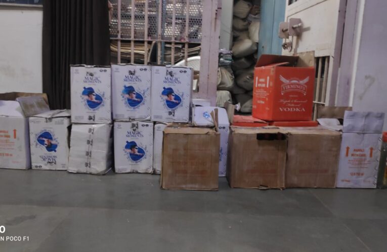 Vichhiya-Rajkot-વિંછીયા પાસે ૨૦૩ બોટલ દારૂ નો જથ્થો પકડાયોઃ રૂરલ એસઓજી -એલસીબીનો દરોડો.