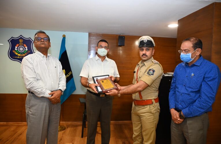 Gujarat-ડી.જી.પી.ગુજરાત દ્વારા એનાયત કરાયેલ સાયબર કોપ એવોર્ડ ફેબ્રુઆરી – ૨૦૨૨ રાજકોટ રૂરલ LCB બ્રાન્ચે પ્રાપ્ત કર્યો.