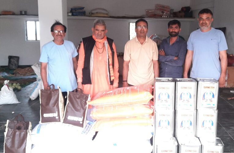માવતર વૃદ્ધાશ્રમ વીરપુર અને હરિઓમ વૃદ્ધાશ્રમ પીઠડીયા ને સવા લાખ ના તેલ રાશન ની ભેટ આપી.