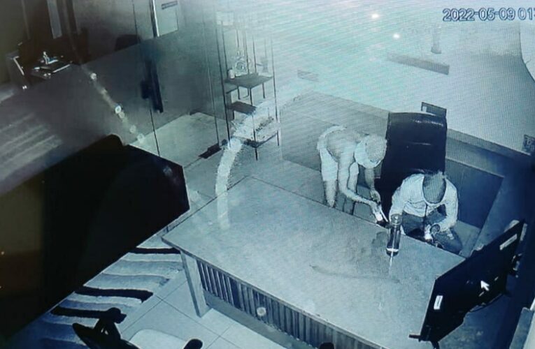 Ribda-Gondal-રીબડામાં ચડ્ડી બનિયનધારી ગેંગ ત્રાટકી; 14.58 લાખની ચોરી  ઉમિયા ઈન્ડસ્ટ્રીઝ ઝોનમાં મધરાતે પાંચ બુકાની ત્રાટકયા; બે કારખાનામાં હાથફેરો કર્યો; સીસીટીવી ફૂટેજના આધારે પોલીસ તપાસ.