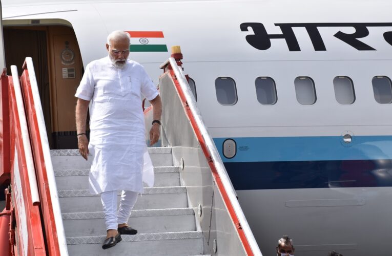 રાજકોટ એરપોર્ટ ખાતે વડાપ્રધાનશ્રી નરેન્દ્રભાઈ મોદીનું ઉષ્માભર્યું સ્વાગત કરાયું.