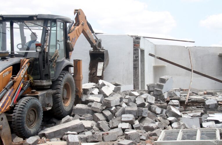 સરકારી ખરાબાની જમીન ઉપર ગેરકાયદે કરાયેલા બાંધકામો દૂર કરાવતું રાજકોટ જિલ્લા વહીવટી તંત્ર.