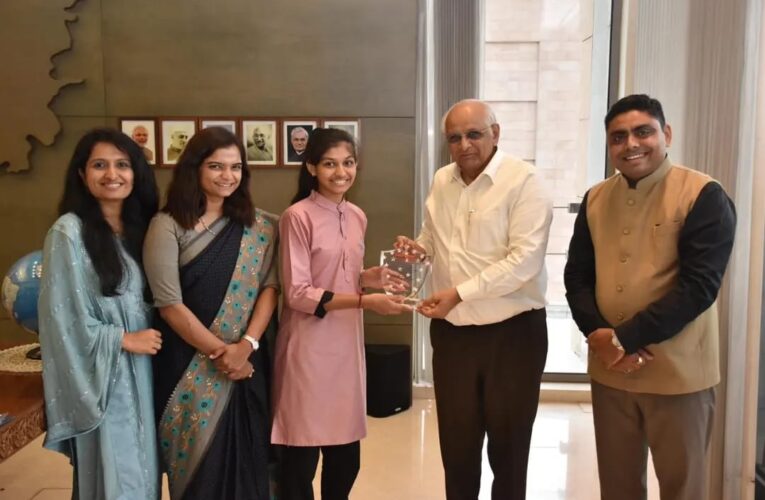 ધોરણ 10 અને 12 કોમર્સની પરીક્ષામાં સમગ્ર ગુજરાતમાં બોર્ડ પ્રથમ સ્થાન પ્રાપ્ત કરનાર ગંગોત્રી સ્કૂલ ગોંડલની વિદ્યાર્થીનીઓને મુખ્યમંત્રીશ્રીના હસ્તે એવોર્ડ અપાવી સન્માનિત કર્યા.