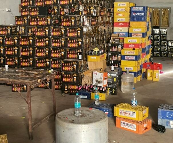 ગોંડલના ભોજપરા ગામે ગોડાઉનમાંથી ૧૩.૯૮ લાખનો નોન આલ્‍કોહોલ બિયરનો જથ્‍થો પકડાયો:બિયરની બોટલો પરિક્ષણ માટે એફ.એસ.એલ.માં મોકલાઇઃ રીપોર્ટ બાદ કાર્યવાહી.